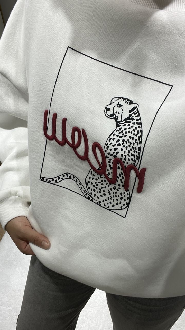 Oversize sweatshirt kadın stilinde oldukça tercih edilen bir modeldir ve kadın modasında rahatlıkla şıklığı bir araya getirir. Peki, oversize bir sweatshirt ile nasıl şık bir tarz oluşturabilirsiniz?